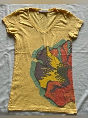 💥Blue Ribbon Yellow with Graphic Flower Print V-Neck T-Shirt Graphic Tee Size S